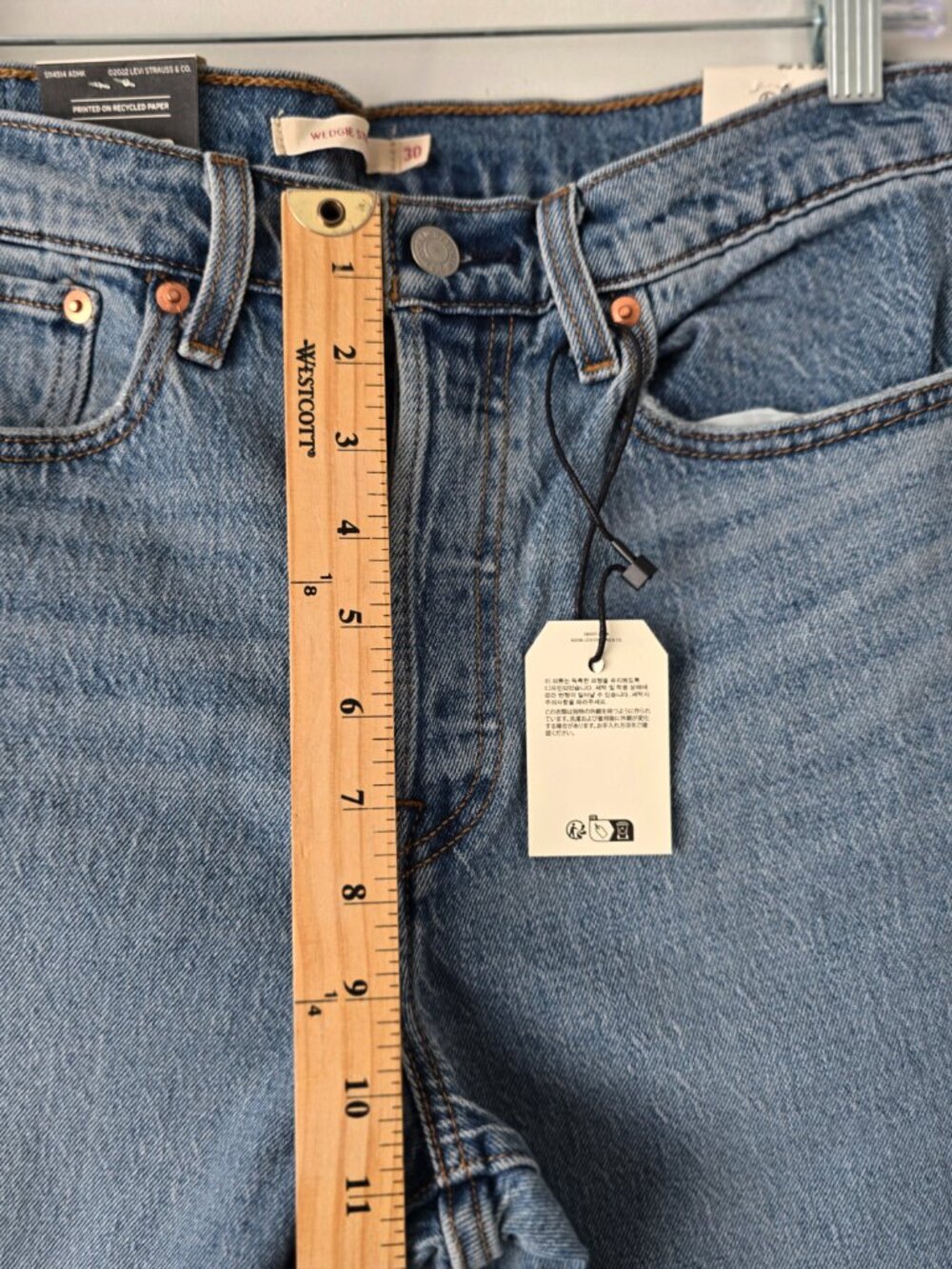 Levi's Premium Wedgie Straight Jeans 30 Light Wash 90s NWT - Picture 8 of 9